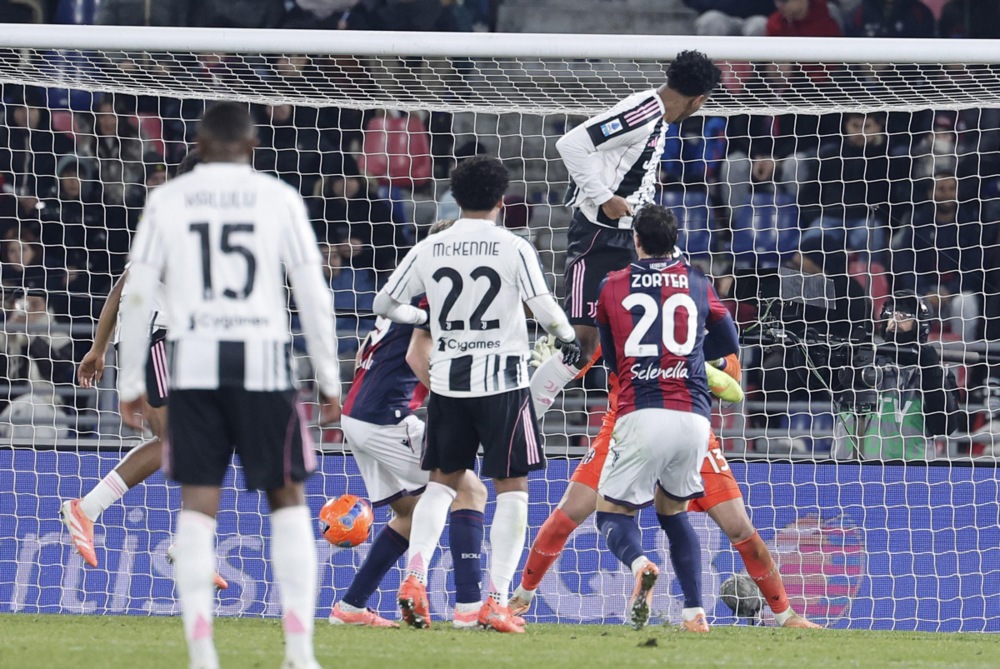 epa12592742 Juventus' Juan David Cabal scores the 0-1 goal during the Italian Serie A soccer match between Bologna FC and Juventus FC in Bologna, Italy, 14 December 2025.  EPA/SERENA CAMPANINI