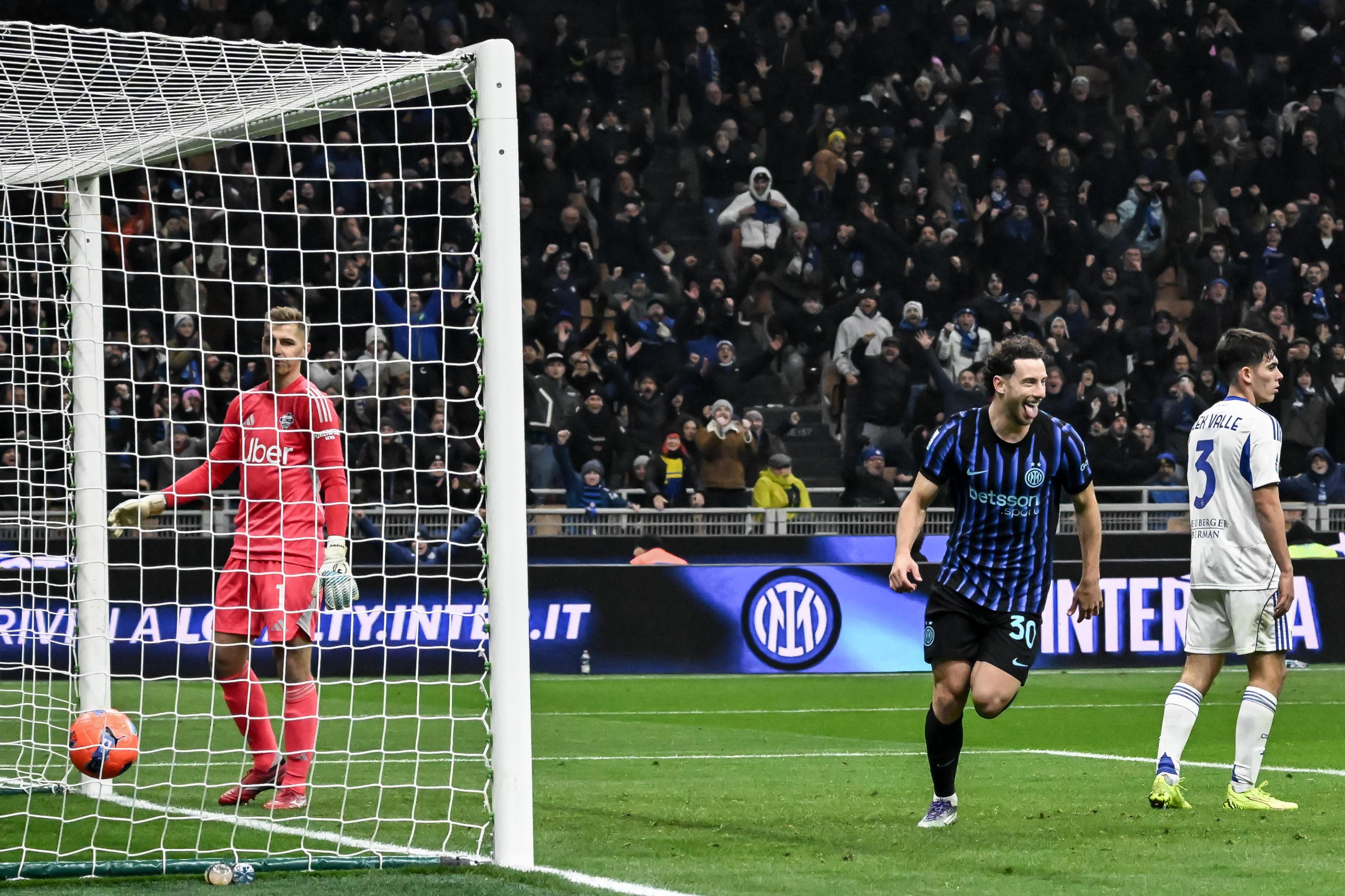 epa12575311 Carlos Augusto of Inter scores during the Italian Serie A soccer match between Inter and Como at Giuseppe Meazza stadium in Milan, Italy, 06  December 2025.  EPA/MATTEO BAZZI