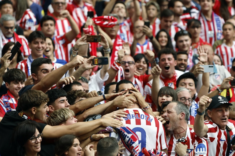 epa12410365 Atletico de Madrid's Alexander Sorloth celebrates with fans after scoring the 2-2 goal during the Spanish LaLiga match between Atletico de Madrid and Real Madrid in Madrid, Spain, 27 September 2025.  EPA/SERGIO PEREZ