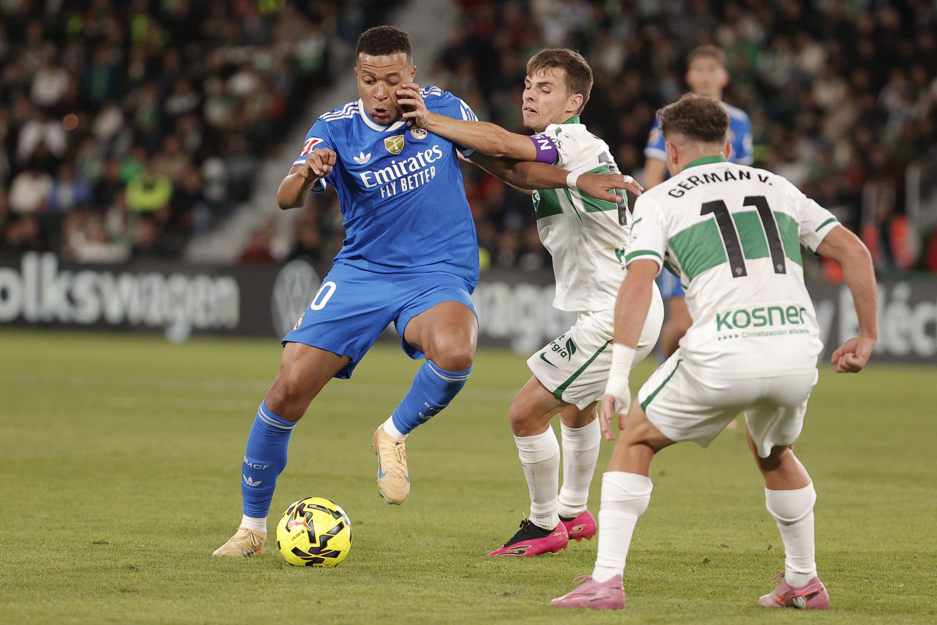 epa12544885 Real Madrid's Kylian Mbappe (L) in action against Elche's Aleix Febas (C) during the Spanish LaLiga soccer match between Elche CF and Real Madrid at the Martinez Valero stadium in Elche, Spain, 23 November 2025.  EPA/Manuel Bruque