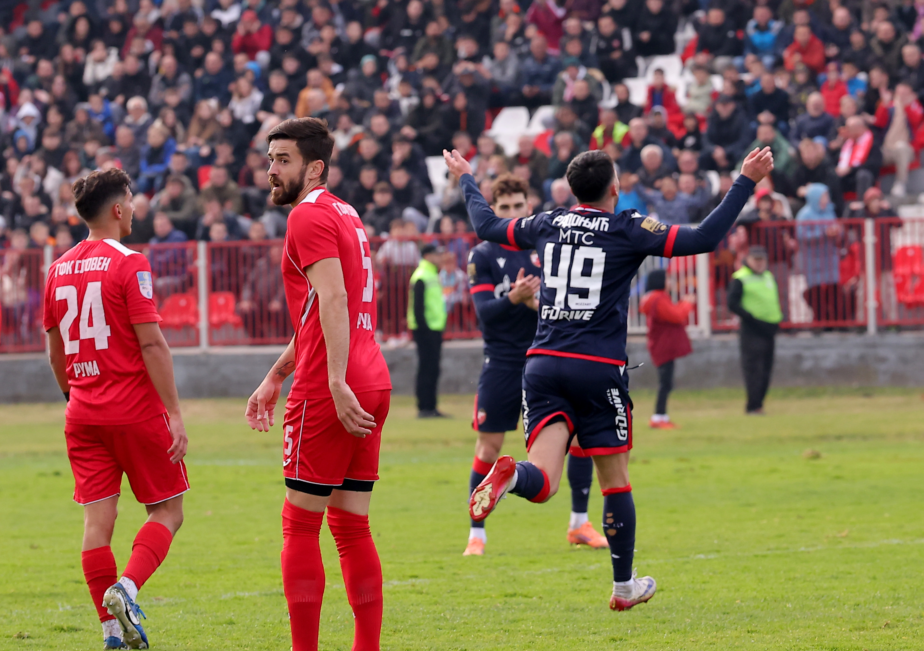 Ruma, Serbia. 19th Nov, 2025. Crvena Zvezda's vies with Sloven's during Serbian Cup 2026-2027 season 1/16 final football match between Sloven Ruma and Crvena Zvezda on November 19. 2025. in Ruma, Serbia.
(photo by Pedja Milosavljevic/STARSPORT ©)