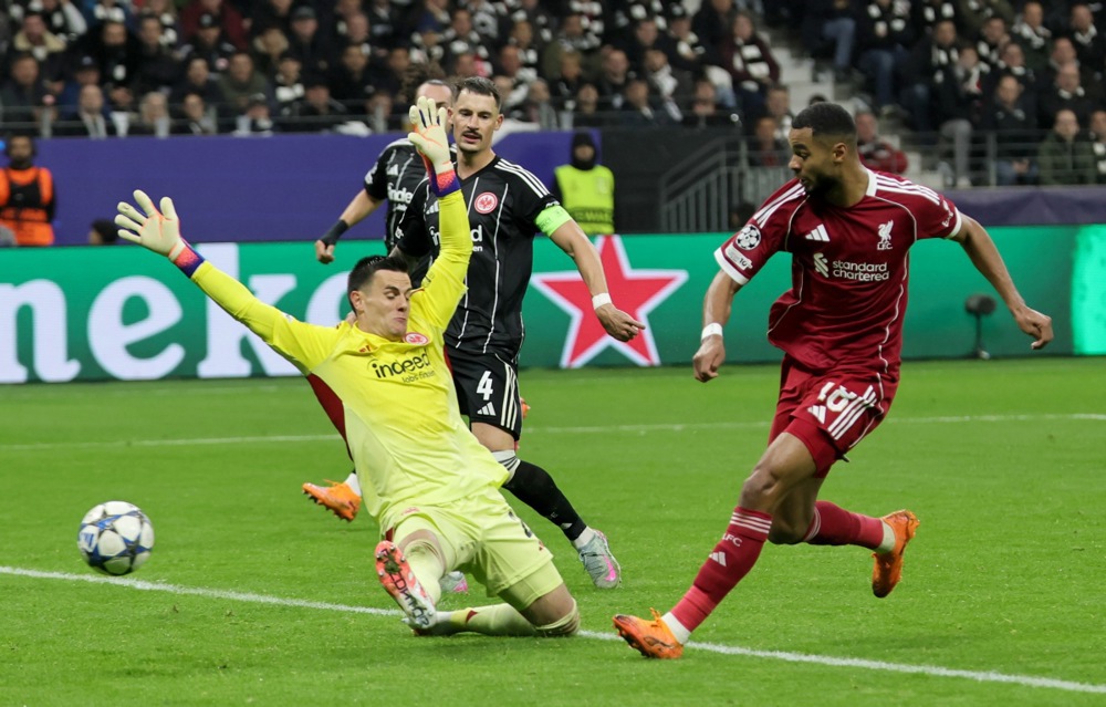 epaselect epa12474115 Cody Gakpo (R) of Liverpool scores his team's 4th goal during the UEFA Champions League league phase match between SG Eintracht Frankfurt and Liverpool FC, in Frankfurt Main, Germany, 22 October 2025.  EPA/RONALD WITTEK