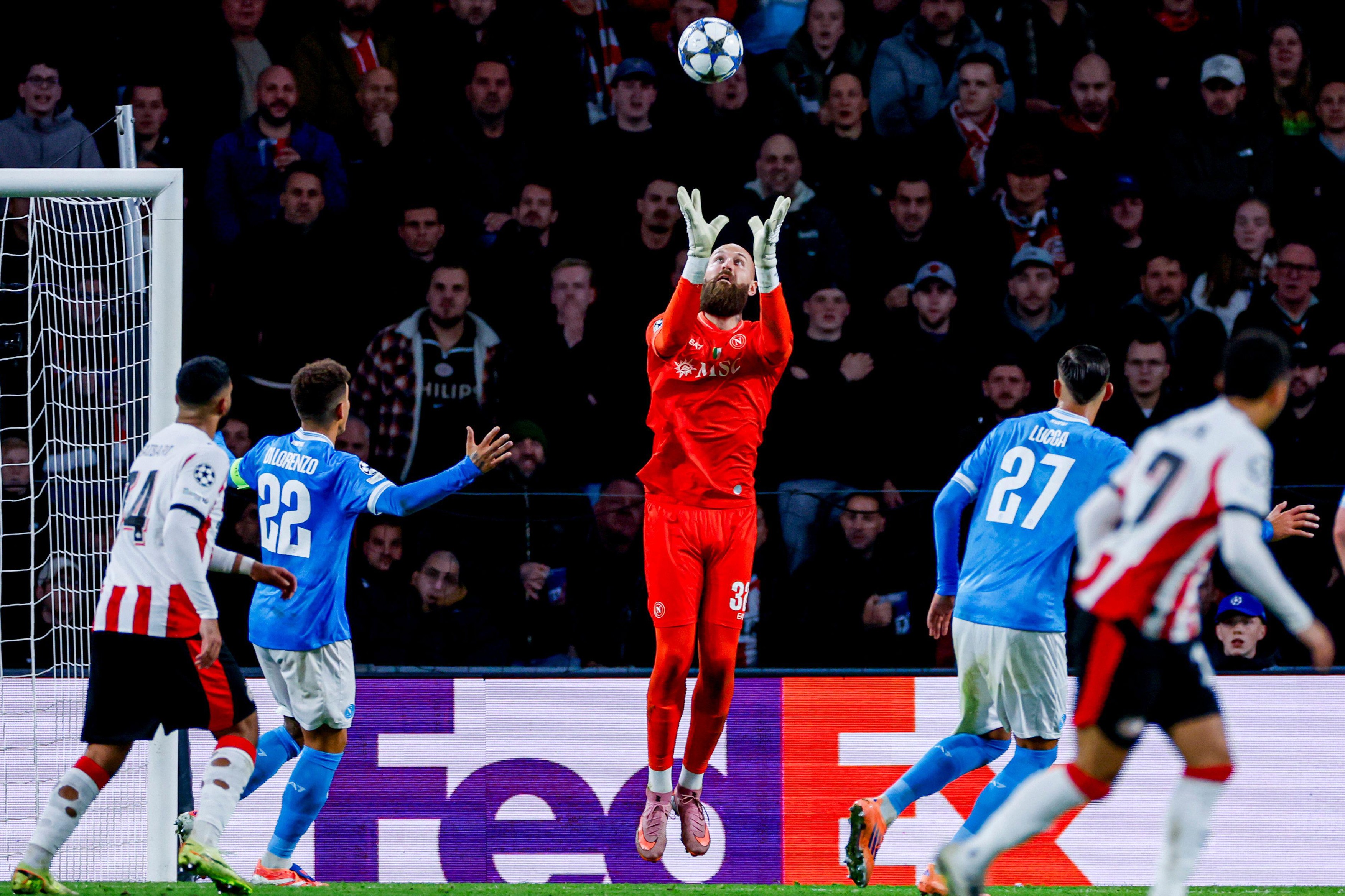 goalkeeper Vanja Milinković-Savić of SSC Napoli catch the ball during the UEFA Champions League 2025/26 League Phase MD3 match between PSV Eindhoven and SSC Napoli at PSV Stadion on October 21, 2025 in Eindhoven, Netherlands. (Credit: Marcel ter Bals/MTB-