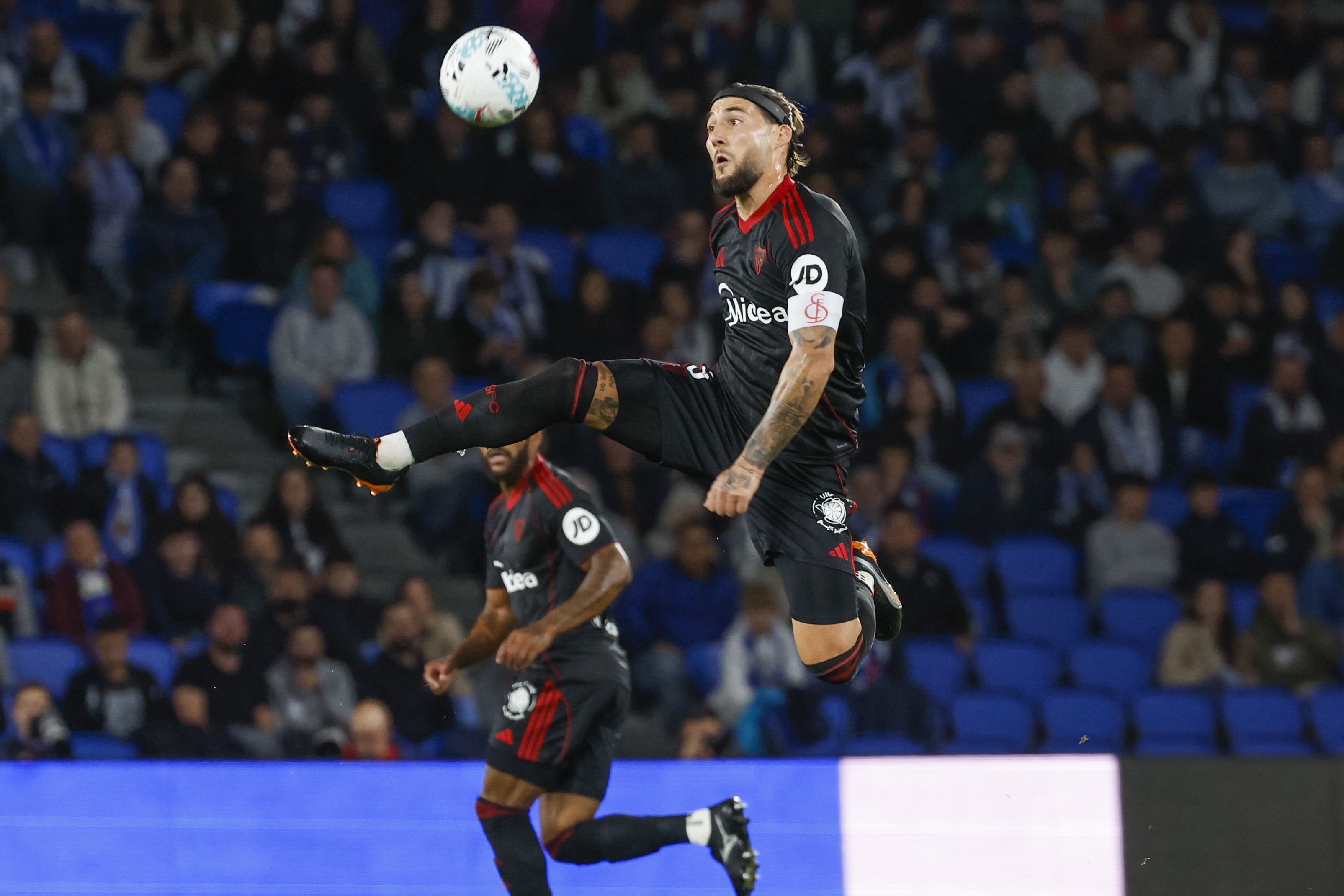 epa12479690 Sevilla's Nemanja Gudelj in action during the Spanish LaLiga soccer match between Real Sociedad and Sevilla FC at the Reale Arena stadium in San Sebastian, northern Spain, 24 October 2025.  EPA/JUAN HERRERO