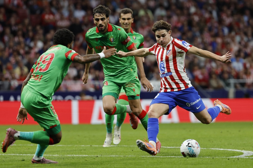 epaselect epa12463113 Atletico de Madrid's Julian Alvarez (R) in action during the Spanish LaLiga soccer match between Atletico Madrid and CA Osasuna, in Madrid, Spain, 18 October 2025.  EPA/MARISCAL
