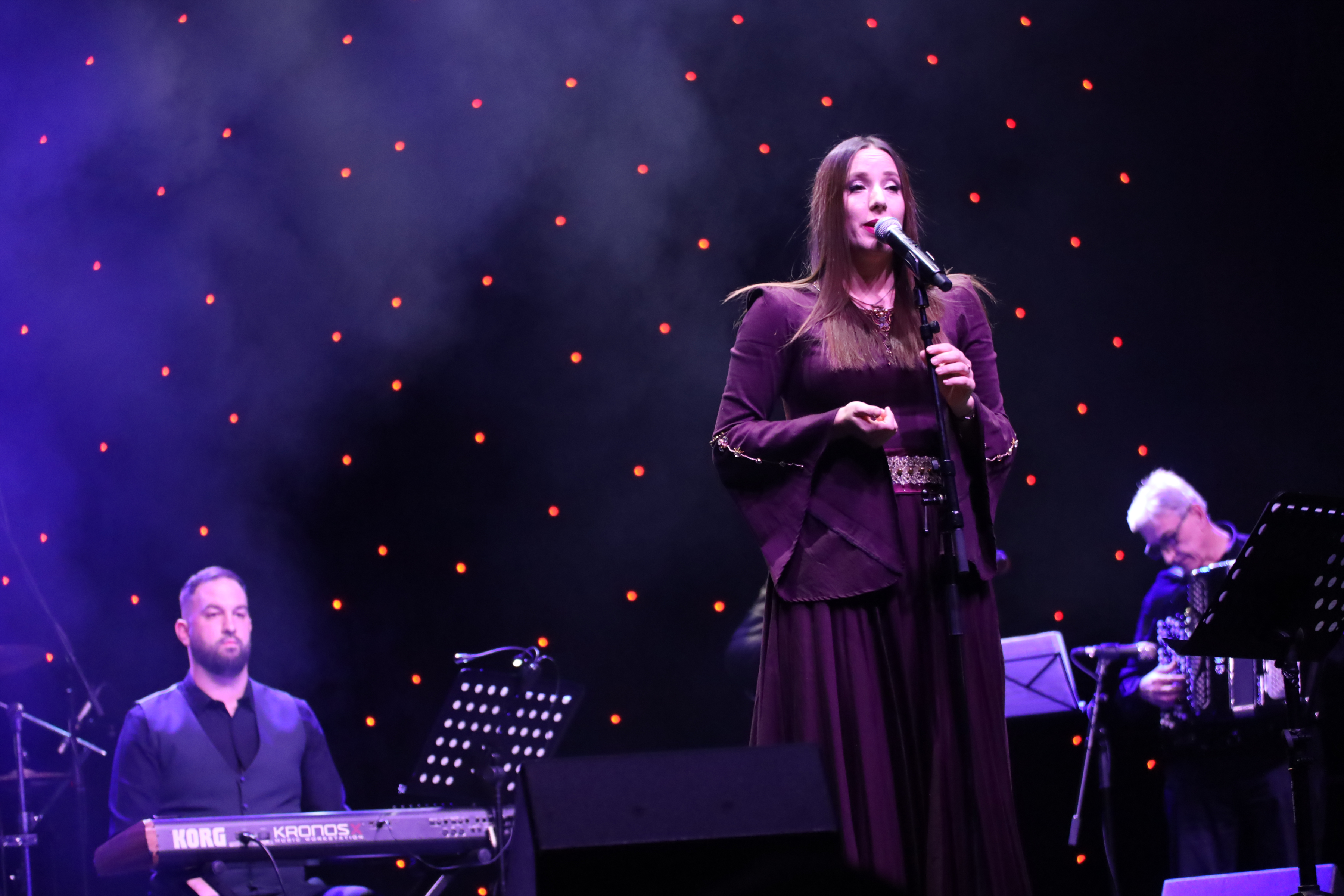 Danica Crnogorcevic, artist and singer of spiritual and ethnic music, finally held her first solo concert in Belgrade.Danica Crnogorcevic, umetnica i pevacica duhovne i etno muzike  konacno je odrzala svoj prvi solisticki koncert u Beogradu.