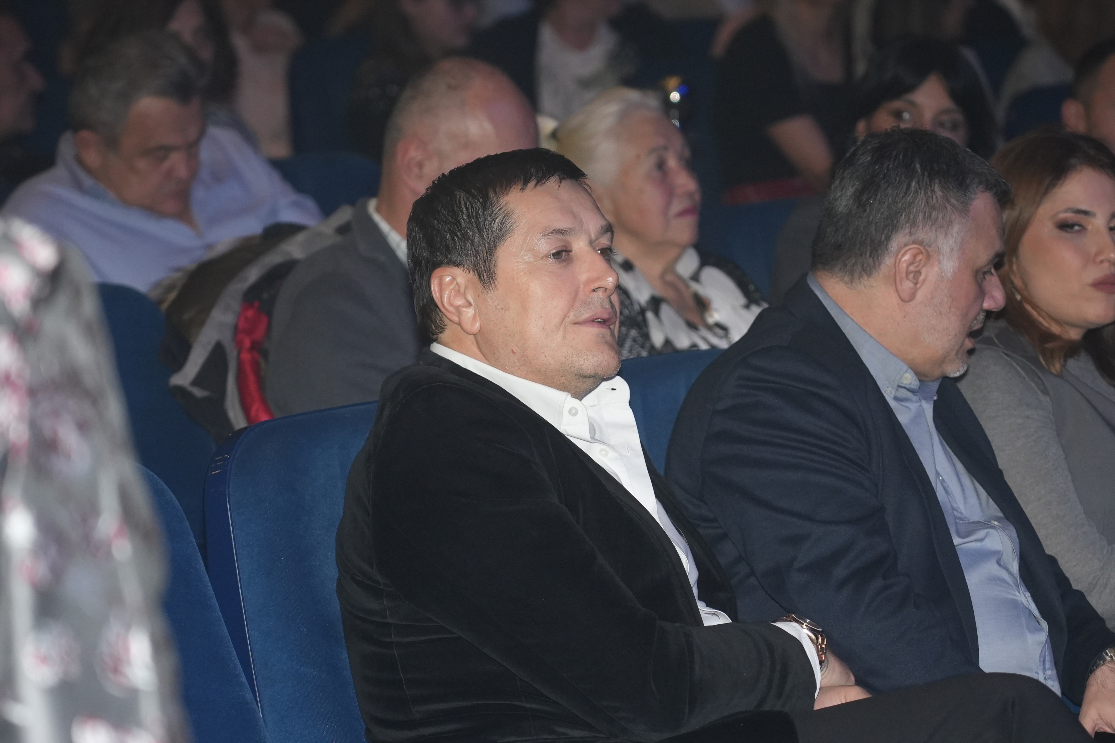 After 33 years since the release of the first song "Da l’ si ikada mene voljela", one of the most beloved performers from our region, Nenad Knezevic Knez returned to Sava Centar and organized a concert dance – pop spectacle, in a special evening called "M