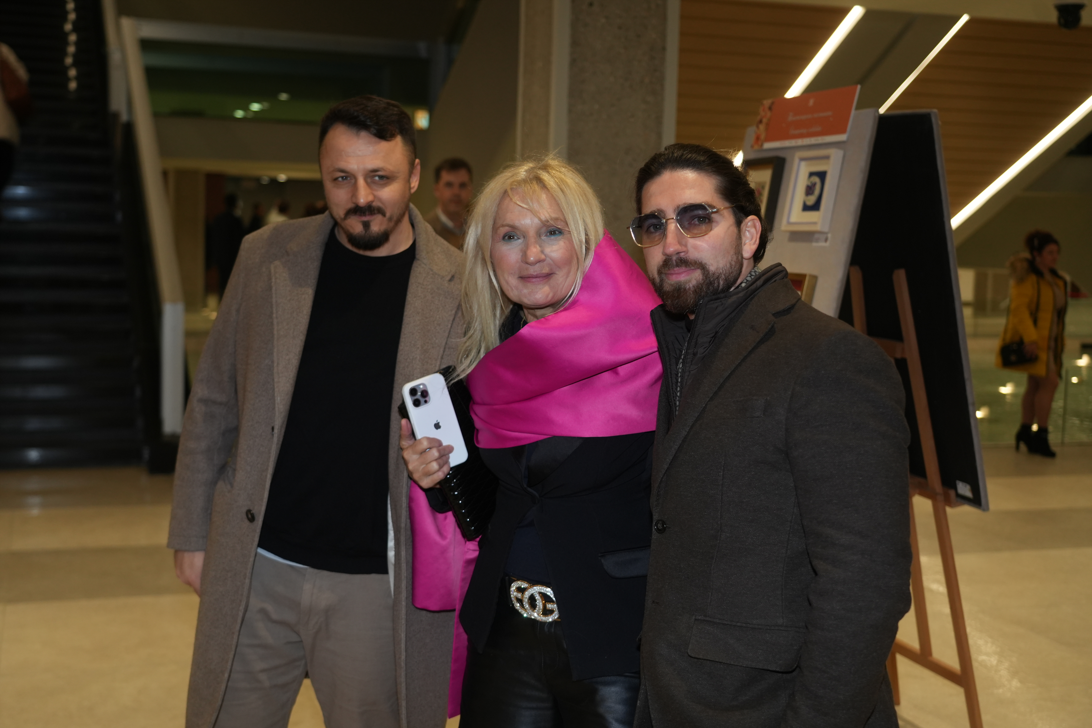 After 33 years since the release of the first song "Da l’ si ikada mene voljela", one of the most beloved performers from our region, Nenad Knezevic Knez returned to Sava Centar and organized a concert dance – pop spectacle, in a special evening called "M