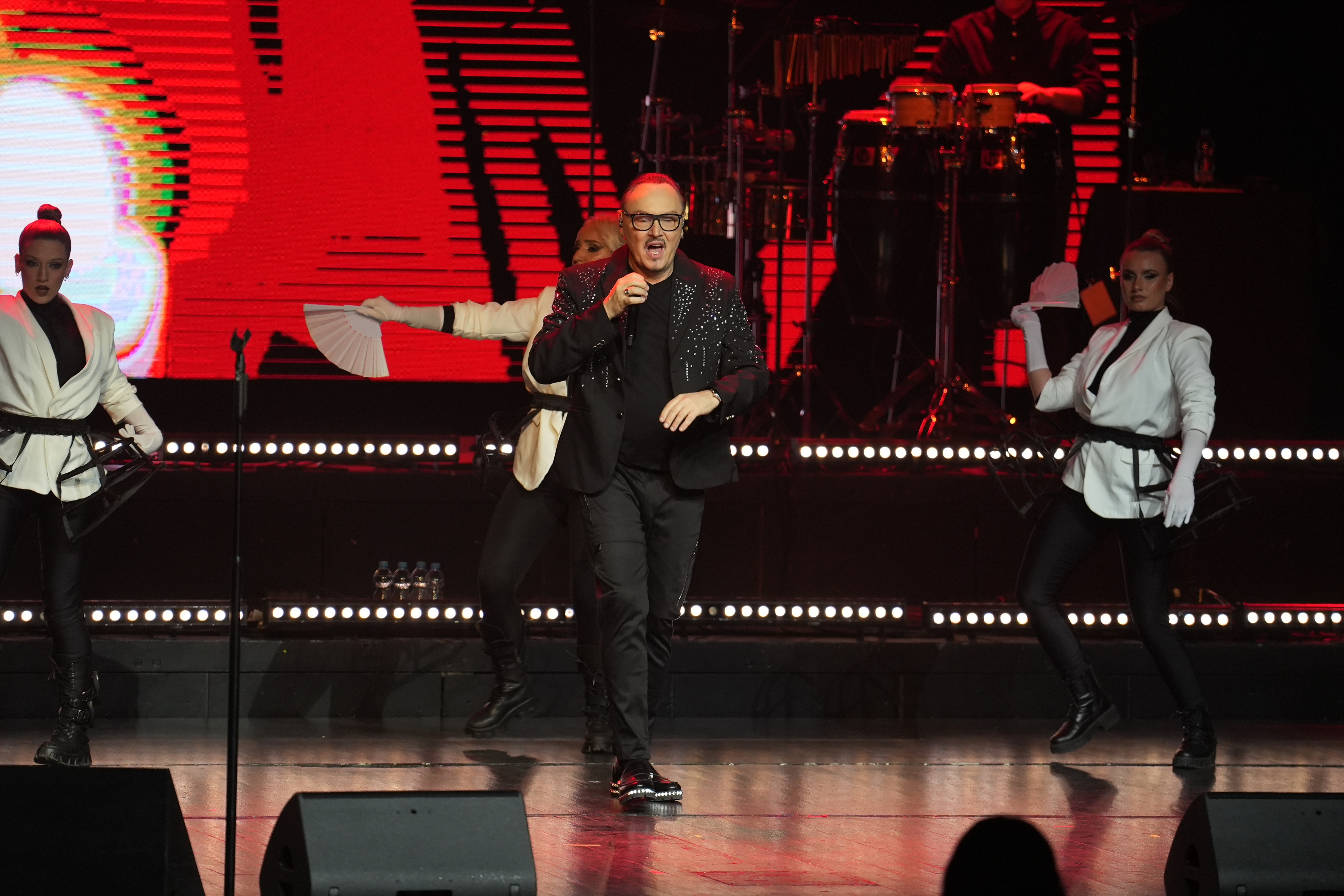 After 33 years since the release of the first song "Da l’ si ikada mene voljela", one of the most beloved performers from our region, Nenad Knezevic Knez returned to Sava Centar and organized a concert dance – pop spectacle, in a special evening called "M