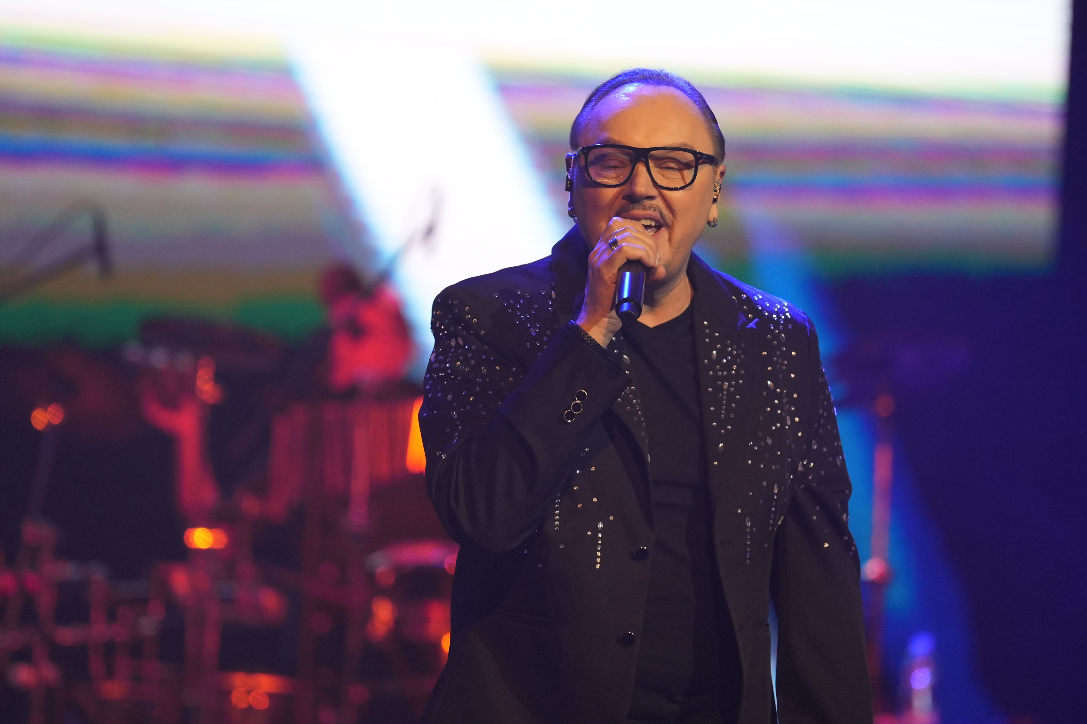 After 33 years since the release of the first song "Da l’ si ikada mene voljela", one of the most beloved performers from our region, Nenad Knezevic Knez returned to Sava Centar and organized a concert dance – pop spectacle, in a special evening called "M