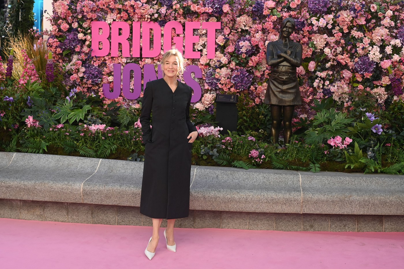 Renée Zellweger
Bridget Jones Scenes in the Square Statue Unveiling, Leicester Square, London, UK - 17 Nov 2025,Image: 1052934451, License: Rights-managed, Restrictions: , Model Release: no, Credit line: