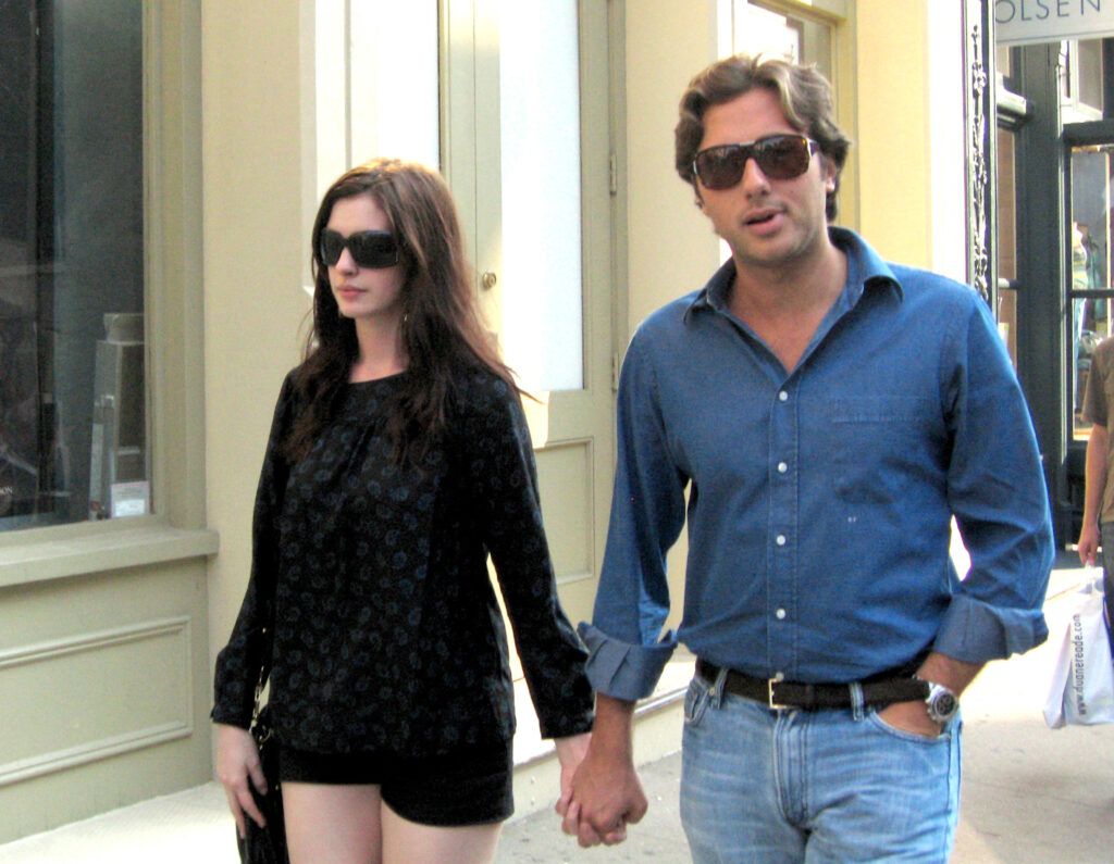 Anne Hathaway with boyfriend Raffaello Follieri
Anne Hathaway out and about in New York, America - 17 Sep 2006,Image: 224856571, License: Rights-managed, Restrictions: , Model Release: no, Credit line: Vanessa Lucena / Shutterstock Editorial / Profimedia