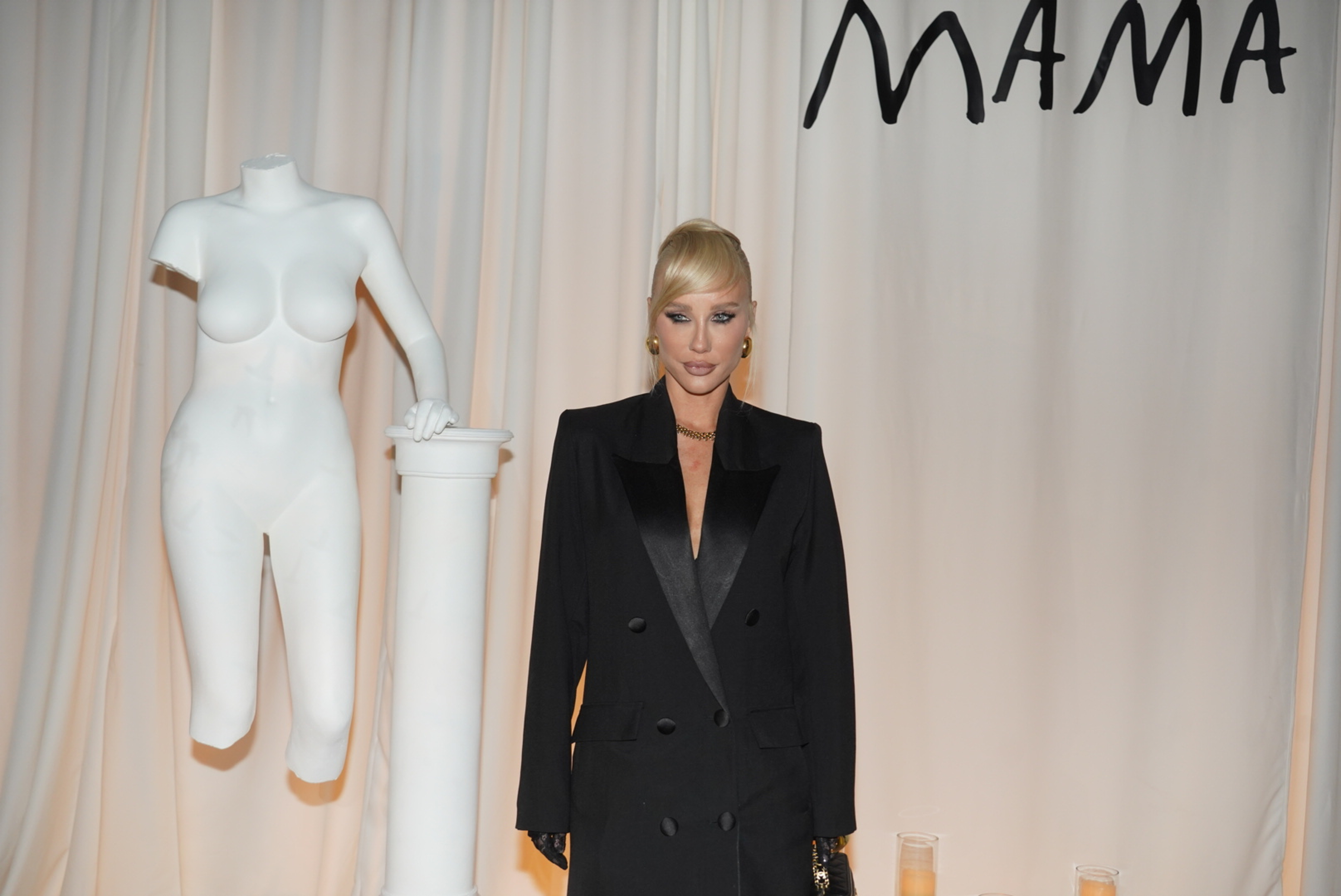 On the occasion of the release of the album titled "MAMA", Natasa Bekvalac organized a promotion and a short performance at the Nacionalna klasa restaurant in Usce.