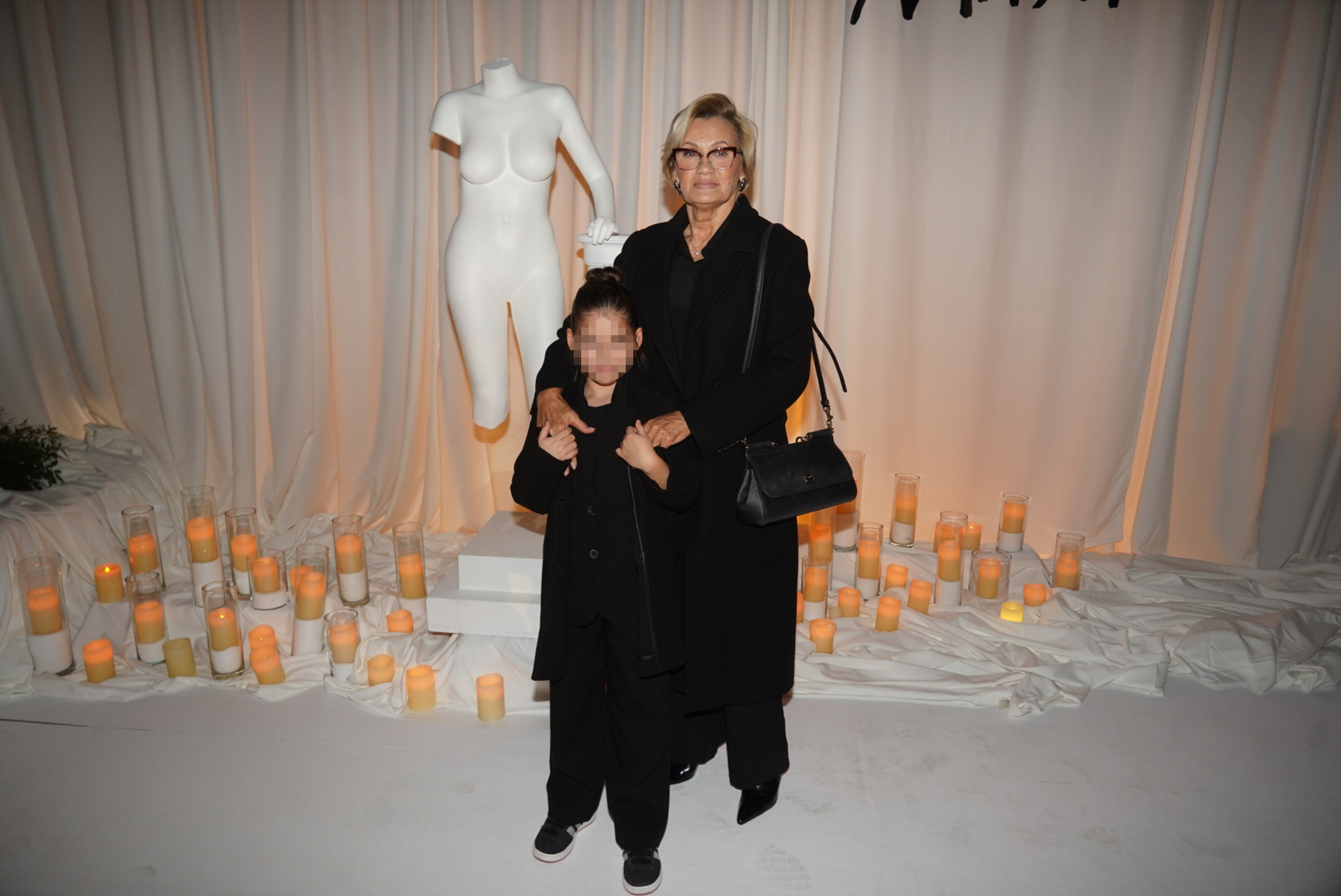 On the occasion of the release of the album titled "MAMA", Natasa Bekvalac organized a promotion and a short performance at the Nacionalna klasa restaurant in Usce.Povodom izlaska albuma pod nazivom “MAMA” Natasa Bekvalac je organizovala promociju i