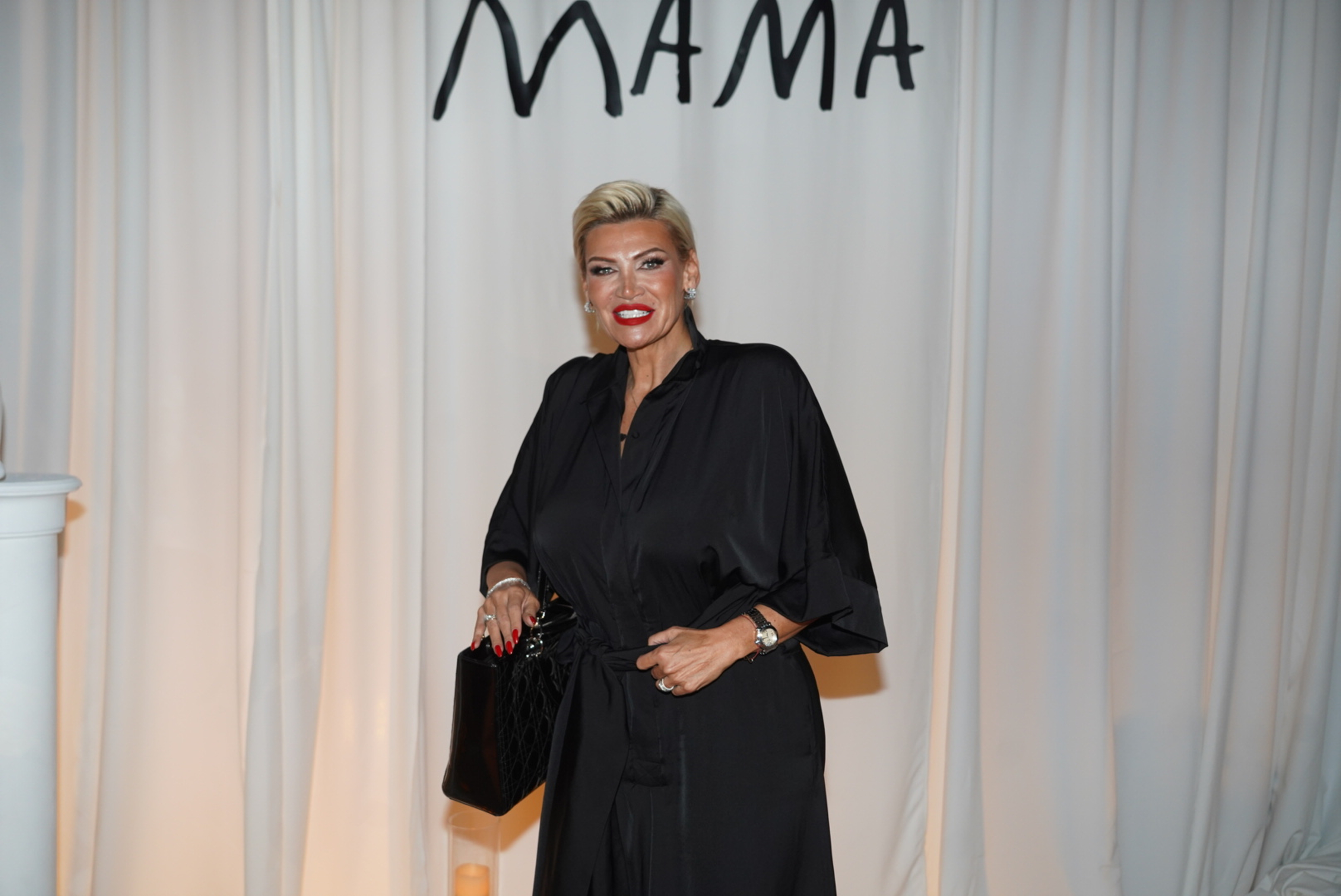 On the occasion of the release of the album titled "MAMA", Natasa Bekvalac organized a promotion and a short performance at the Nacionalna klasa restaurant in Usce.