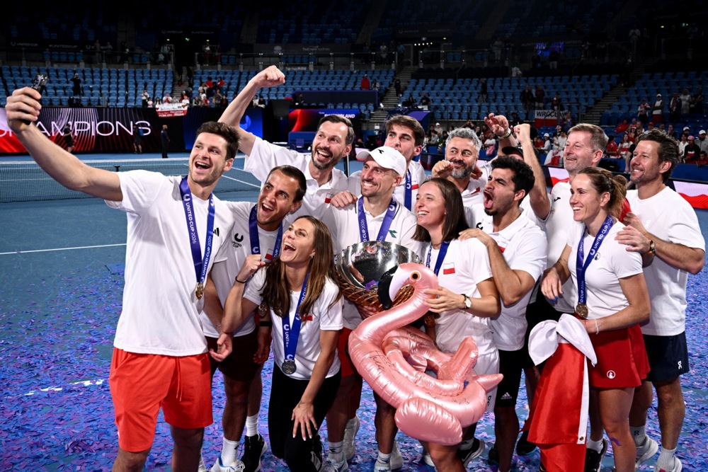 epa12642564 Team Poland pose for photos after winning the 2026 United Cup final between Poland and Switzerland in Sydney, Australia, 11 January 2026.  EPA/DAN HIMBRECHTS  AUSTRALIA AND NEW ZEALAND OUT EDITORIAL USE ONLY