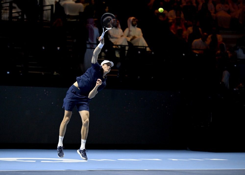 epa12463016 Jannik Sinner of Italy serves in the final against Carlos Alcaraz of Spain of the 2025 Six Kings Slam tennis tournament in Riyadh, Saudi Arabia, 18 October 2025.  EPA/STR