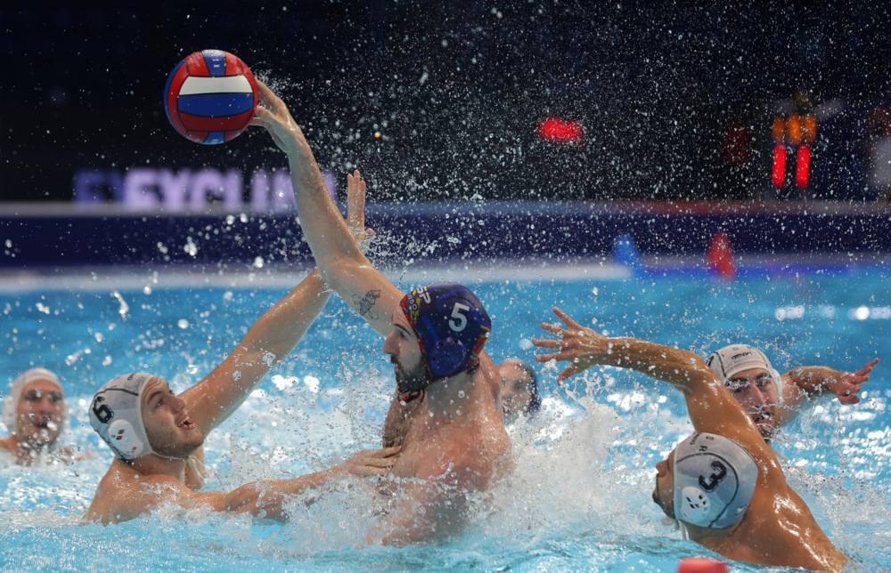epa12640374 Spain's Miguel De Toro (C) in action against Israel's Amir Shafrir (L) and Ronen Gros (R) during the European Aquatics Men's Water Polo Championship match between Israel and Spain in Belgrade, Serbia, 10 January 2026.  EPA/ANDREJ CUKIC