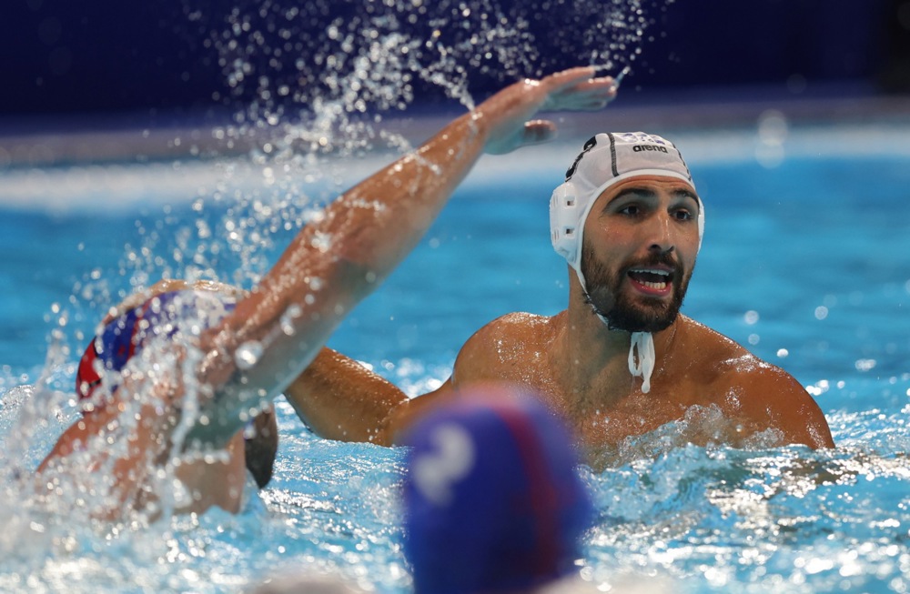 epa12643374 Greece's Dimitrios Skoumpakis (R) in action against Georgia's Jovan Saric (L) during the European Aquatics Men' Water Polo Championship match between Greece and Georgia in Belgrade, Serbia, 11 January 2026.  EPA/ANDREJ CUKIC