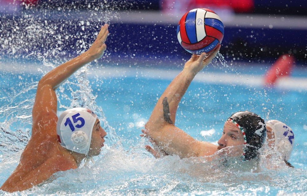 epa12648498 Hungary's Daniel Angyal (C) in action against Malta's Jake Bonavia (L) and Alec Fenech (R) during the European Aquatics Men's Water Polo Championship match between Malta and Hungary in Belgrade, Serbia, 14 January 2026.  EPA/ANDREJ CUKIC