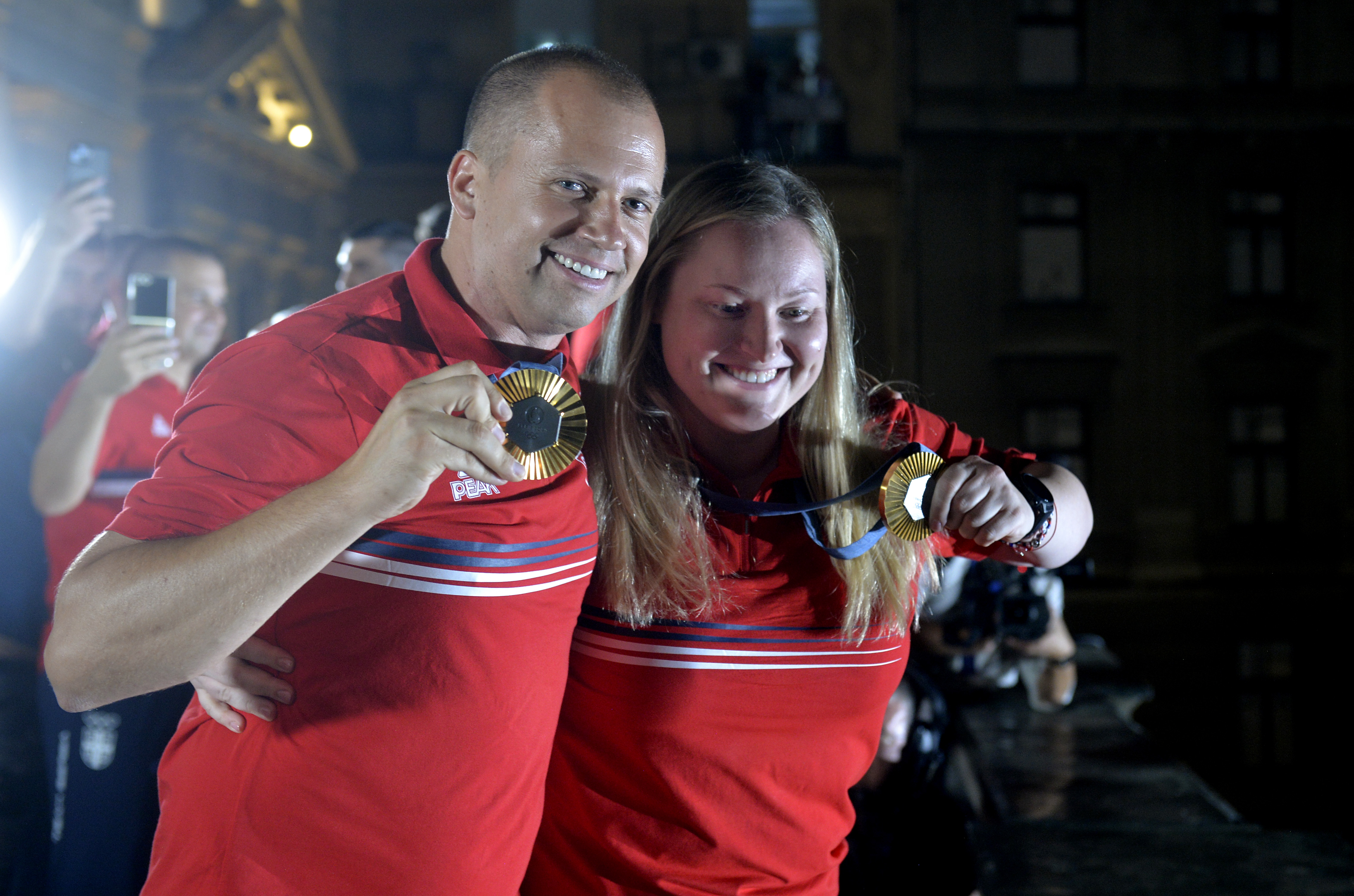 Beograd, 12. avgusta 2024. - Sveèani doèek srpskih osvajaèa olimpijskih medalja. Strelci Zorana Arunoviæ i Damir Mikec, osvajaèi zlatne medalje na balkonu Starog dvora. FOTO TANJUG/ RADE PRELIÆ/ bg