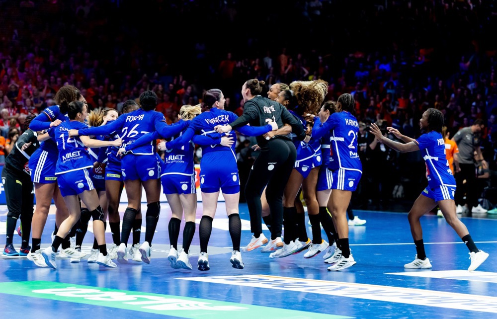 epa12591959 France celebrates their victory after the IHF Women's Handball World Championship 2025 3rd place match between France and Netherlands, in Rotterdam, Netherlands, 14 December 2025.  EPA/Iris van den Broek