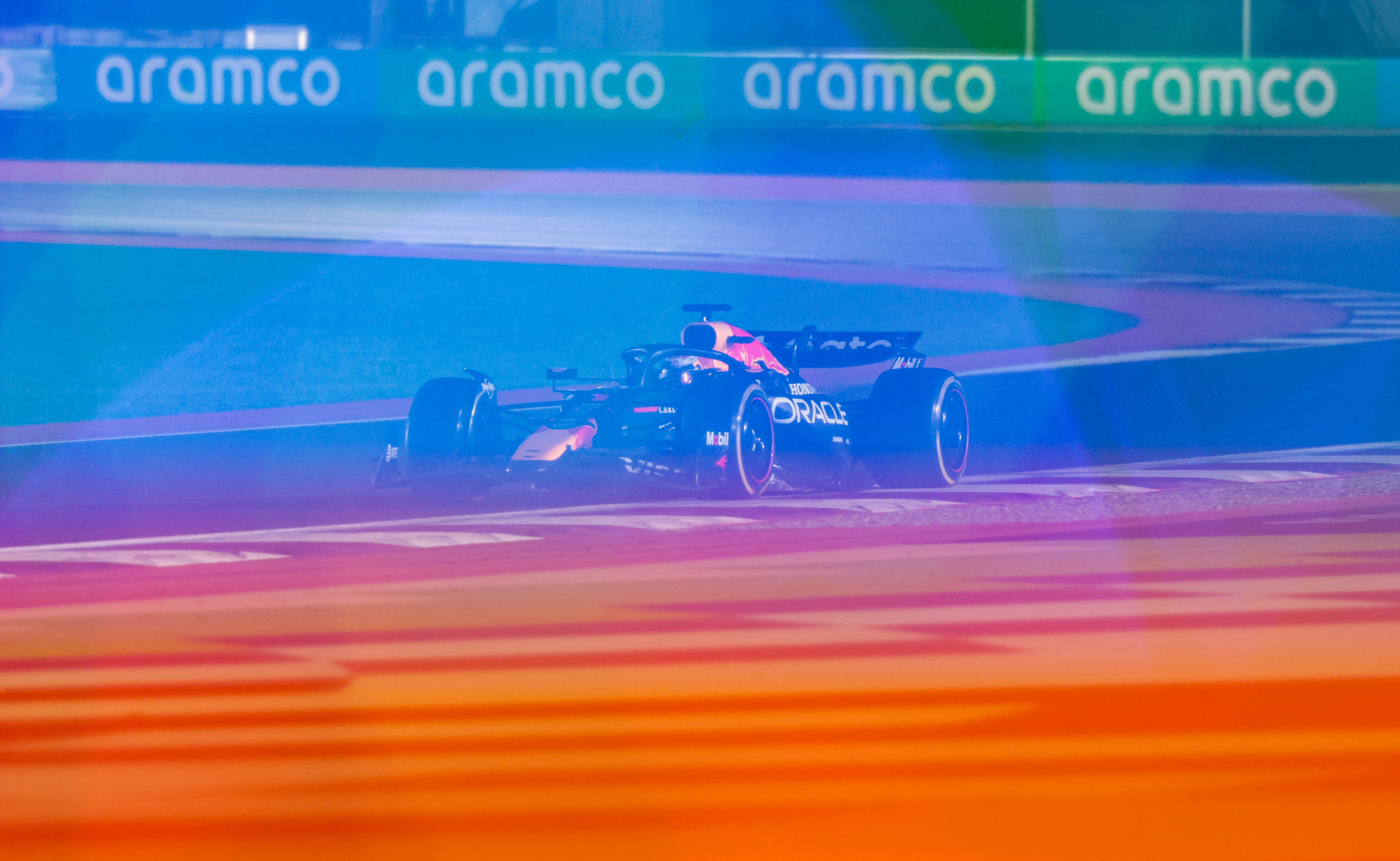 epaselect epa12560503 Red Bull Racing driver Max Verstappen of Netherlands competes in the Formula 1 Qatar Grand Prix at the Lusail International Circuit racetrack outside Doha, Qatar, 30 November 2025.  EPA/ALI HAIDER