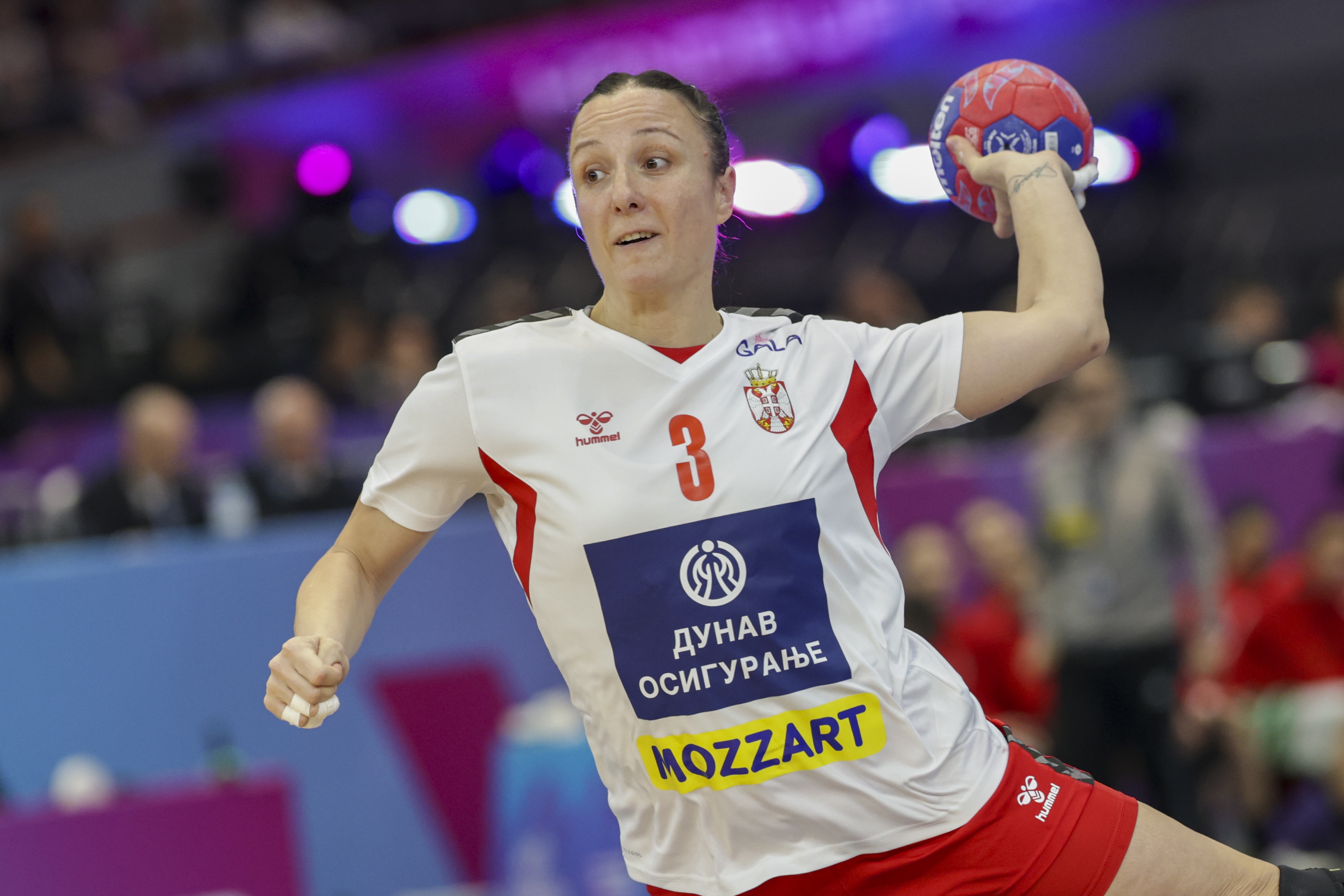 epa12564704 Katarina Krpez-Slezak of Serbia in action during the IHF Women's Handball World Championship 2025 match between Spain and Serbia in Dortmund, Germany, 02 December 2025.  EPA/CHRISTOPHER NEUNDORF