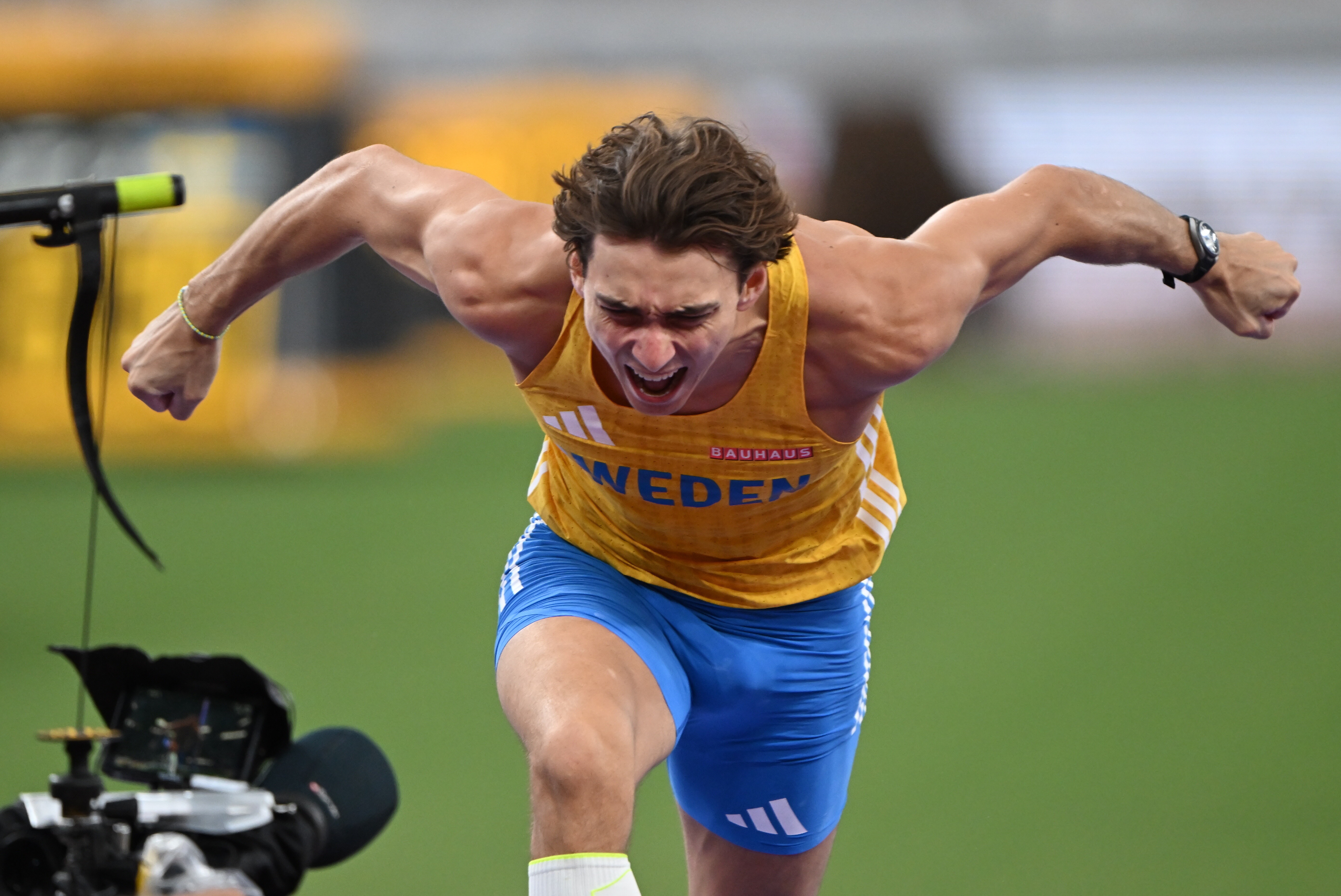 epa12380365 Armand Duplantis of Sweden celebrates after winning the Men's Pole Vault final at the World Athletics Championships 2025 in Tokyo, Japan, 15 September 2025.  EPA/Adam Warzawa POLAND OUT
