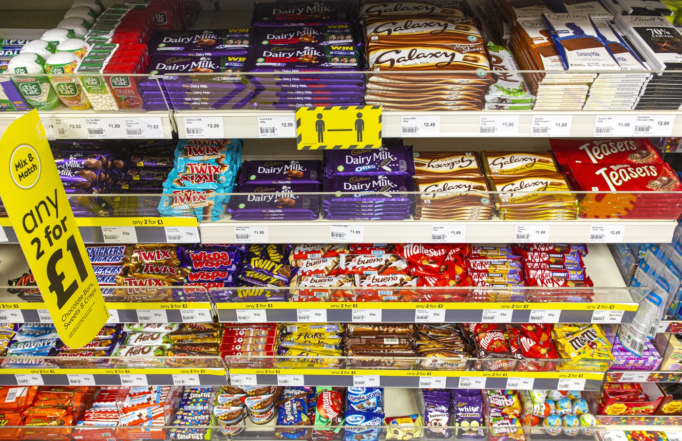 Editorial use only  
Chocolate bars on offer in a shop.,Image: 588306088, License: Rights-managed, Restrictions: Editorial use only, Model Release: no, Credit line: VICTOR de SCHWANBERG / Sciencephoto / Profimedia