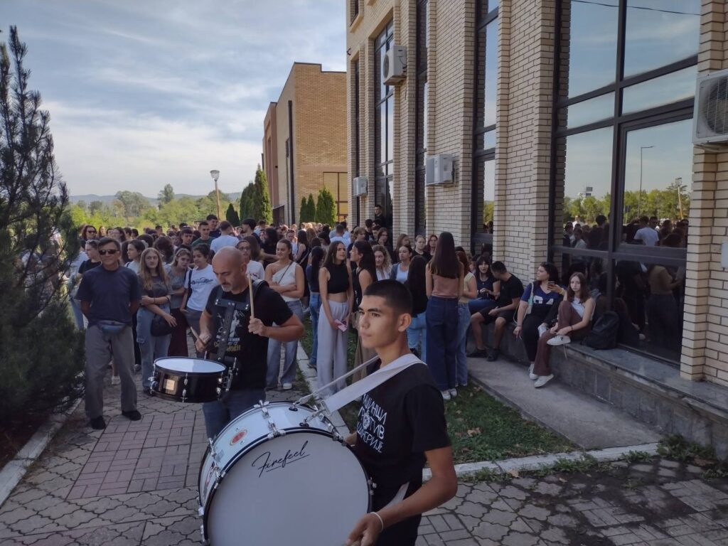 Podrška otpuštenim profesorima: Počeo protest ispred Druge kragujevačke gimnazije, blokirana ulica ispred škole