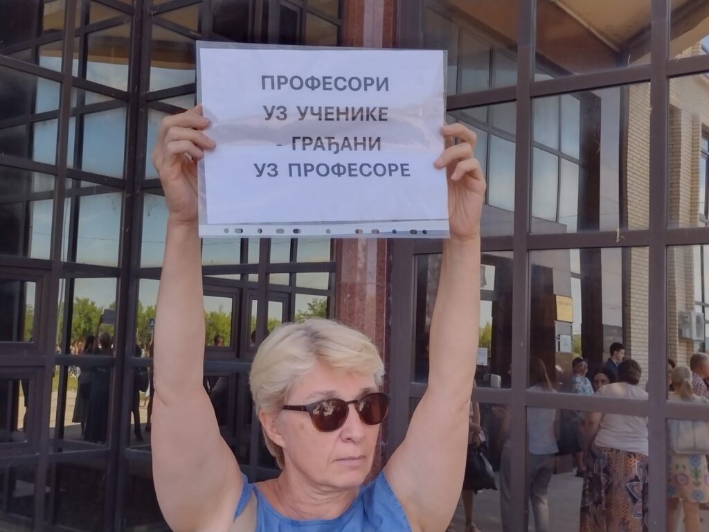 Podrška otpuštenim profesorima: Počeo protest ispred Druge kragujevačke gimnazije, blokirana ulica ispred škole