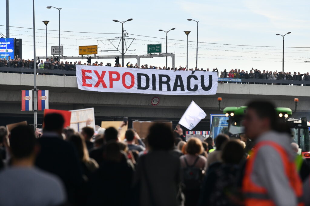 stigli i studenti sa traktorima na Novog beograda ekspodiracu