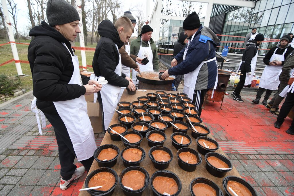 Novi Sad, 21.12.2024. - Studenti koji ucestvuju u blokadi fakulteta jedu gulas koji su za njih spremili  poljoprivrednici, danas u Univerzitetskom kampusu u Novom Sadu. (BETAPHOTO/DRAGAN GOJIC)