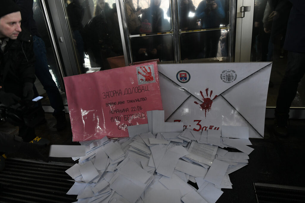 Beograd, 25.12.2024. Studenti, velika protestna šetnja, Studenti danas organizuju protestnu šetnju do Vrhovnog javnog tužilaštva, gde će republičkoj javnoj tužiteljki Zagorki Dolovac predati 1.000 identičnih pisama. protest Foto: Goran Srdanov/Nova.rs
