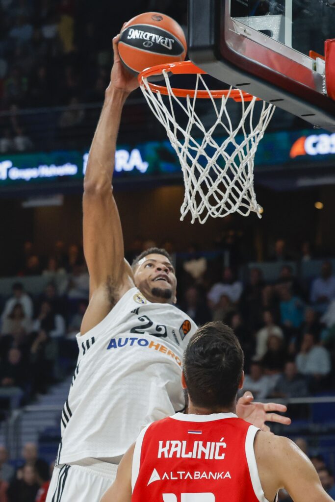 epa11680898 Real Madrid's Cape Verde center Edy Tavares (L) goes to the basket during matchday 5 of the Euroleague, between Real Madrid and Serbian Red Star, at the Wizink Center in Madrid, Spain, 24 October 2024.  EPA-EFE/JUANJO MARTIN