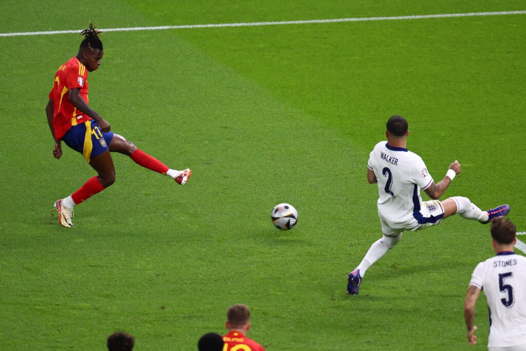 epa11478512 Nico Williams (L) of Spain scores the 1-0 goal during the UEFA EURO 2024 final soccer match between Spain and England, in Berlin, Germany, 14 July 2024.  EPA-EFE/HANNIBAL HANSCHKE