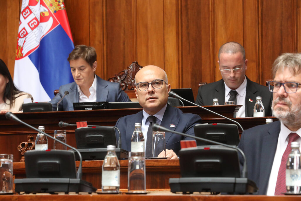 Beograd, 25.07.2024. - Vanredna sednica Skupstine Srbije nastavljena je danas u Domu Narodne skupstine. Na fotografiji predsednik Vlade Srbije Milos Vucevic.(BETAPHOTO/KANCELARIJA ZA SARADNJU SA MEDIJIMA VLADE SRBIJE/SLOBODAN MILJEVIC)