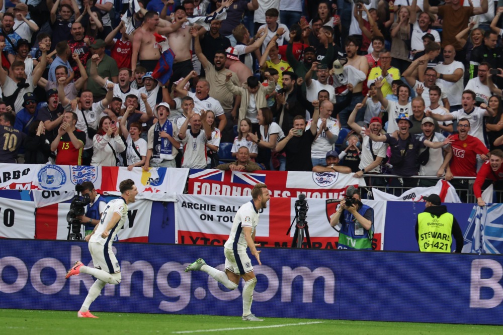 epa11448245 Harry Kane of England celebrates scoring the 2-1 goal during the UEFA EURO 2024 Round of 16 soccer match between England and Slovakia, in Gelsenkirchen, Germany, 30 June 2024.  EPA-EFE/CHRISTOPHER NEUNDORF
