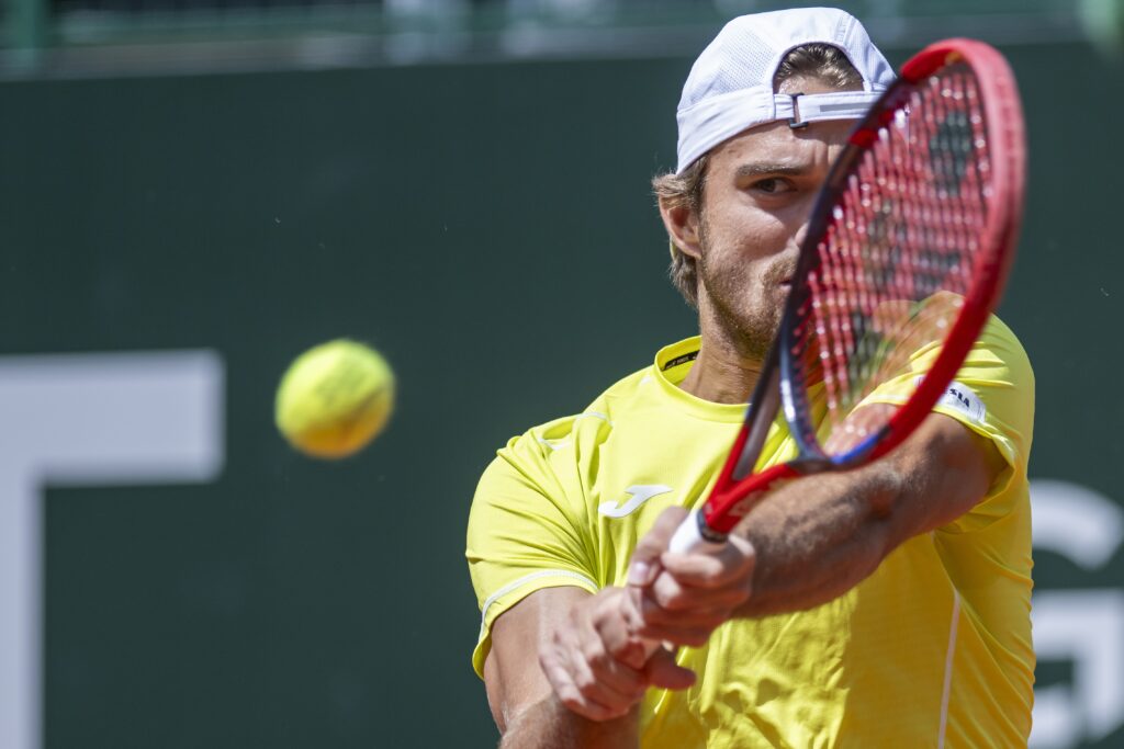 epa11366259 Tomas Machac of the Czech Republic hits a backhand during his semi final match against Novak Djokovic of Serbia at the ATP 250 Geneva Open tennis tournament in Geneva, Switzerland, 24 May 2024.  EPA-EFE/MARTIAL TREZZINI