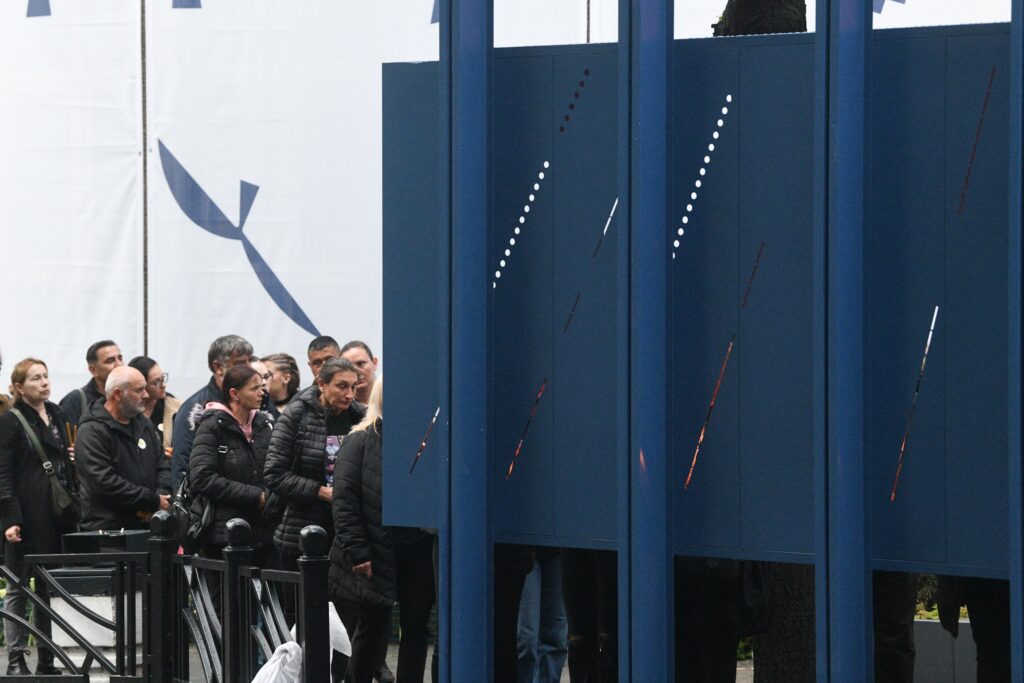 Beograd 03. maj 2024. Prva godišnjica od masakra u Osnovnoj školi Vladislav Ribnikar.  Obeležavanje godišnjice tragedije u osnovnoj školi Vladislav Ribnikar, ostavljanje cveća za nastradale Foto:Filip Krainčanić/Nova.rs