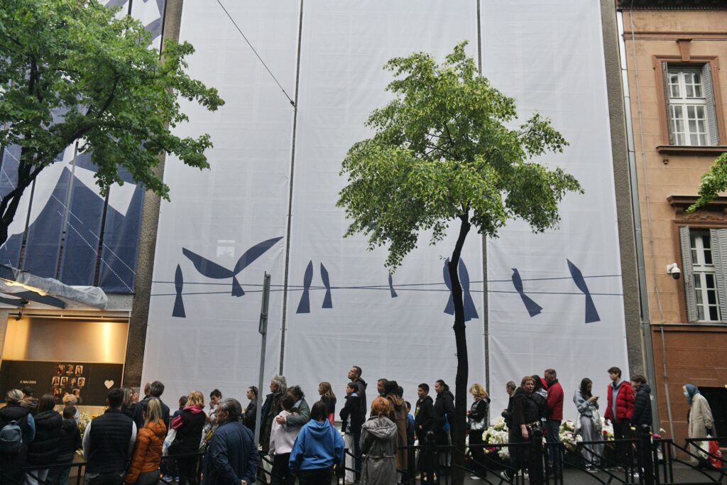 Beograd 03. maj 2024. Prva godišnjica od masakra u Osnovnoj školi Vladislav Ribnikar.  Obeležavanje godišnjice tragedije u osnovnoj školi Vladislav Ribnikar, ostavljanje cveća za nastradale Foto:Filip Krainčanić/Nova.rs