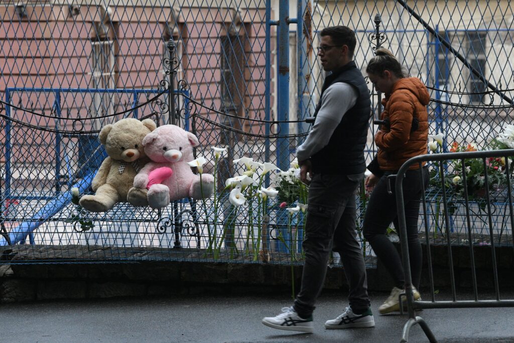Beograd 03. maj 2024. Prva godišnjica od masakra u Osnovnoj školi Vladislav Ribnikar.  Obeležavanje godišnjice tragedije u osnovnoj školi Vladislav Ribnikar, ostavljanje cveća za nastradale Foto:Filip Krainčanić/Nova.rs
