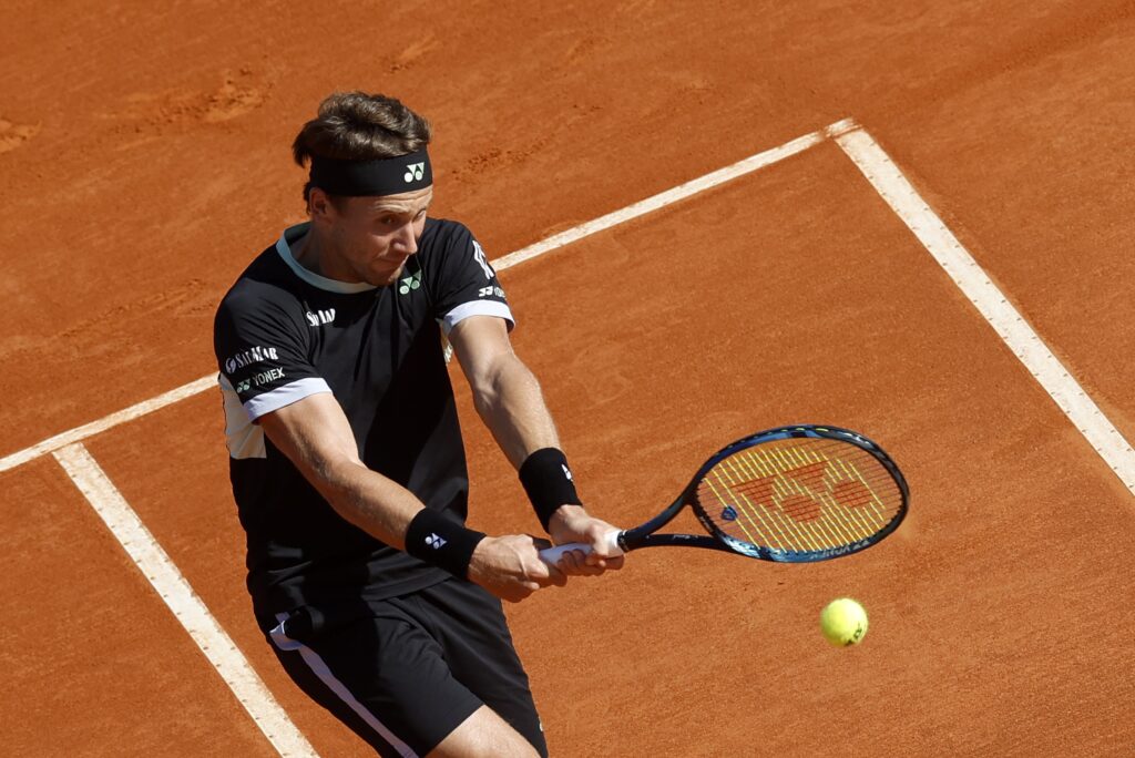 epa11276616 Casper Ruud of Norway in action during his semi final match against Novak Djokovic of Serbia at the ATP Monte Carlo Masters tennis tournament in Roquebrune Cap Martin, France, 13 April 2024.  EPA-EFE/SEBASTIEN NOGIER