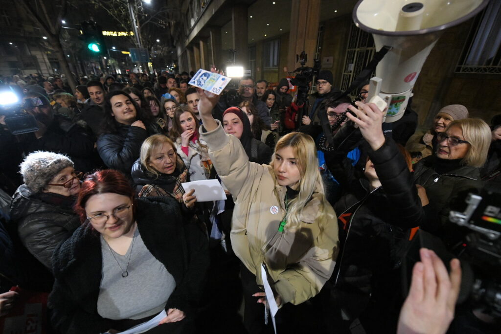 Beograd 19. decembar 2023. Protest opozicije Srbija protiv nasilja ispred zgrade Republičke izborne komisije RIK-a zbog kradje izbora studenti novac Foto:Amir Hamzagić/Nova.rs