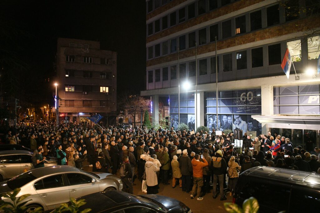 Beograd 27.12.2023. Protest ispred zgrade RTS-a. Protestna šetnja do zgrade RTS-a. Protest građana, gradjana ispred RIK-a, zbog izborne krađe, kradje, pokradeni izbori, RIK Foto: Filip Krainčanić/Nova.rs
