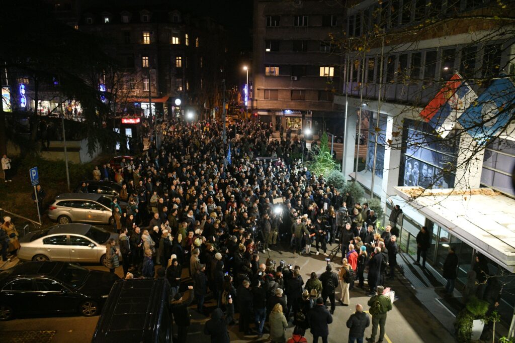 Beograd 27.12.2023. Protest ispred zgrade RTS-a. Protestna šetnja do zgrade RTS-a. Protest građana, gradjana ispred RIK-a, zbog izborne krađe, kradje, pokradeni izbori, RIK Foto: Filip Krainčanić/Nova.rs