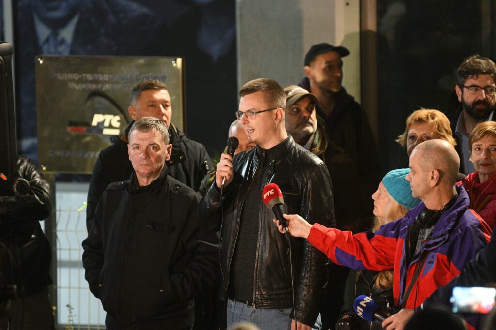Beograd 27.12.2023. Protest ispred zgrade RTS-a. Protestna šetnja do zgrade RTS-a. Protest građana, gradjana ispred RIK-a, zbog izborne krađe, kradje, pokradeni izbori, RIK Foto: Filip Krainčanić/Nova.rs