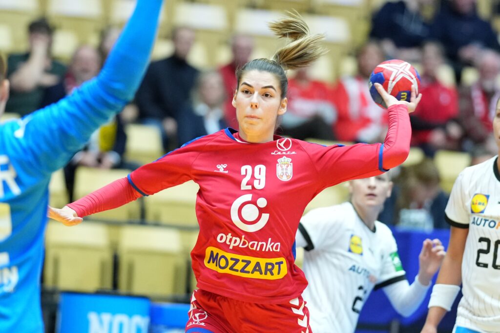 epa11019730 Natasa Lovric of Serbia in action during the IHF Women's World Handball Championship main round 3 match between Serbia and Germany in Herning, Denmark, 09 December 2023.  EPA-EFE/Henning Bagger  DENMARK OUT