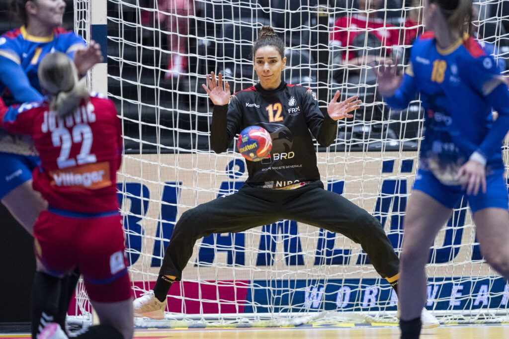 epa11009568 Goalkeeper Diana Ciuca of Romania in action during the IHF Women's World Handball Championship Group E match between Romania and Serbia, in Herning, Denmark, 03 December 2023.  EPA-EFE/Bo Amstrup  DENMARK OUT